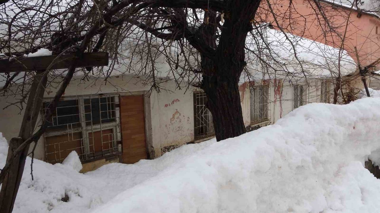 Kar yığınları kardan kaleye dönüştü