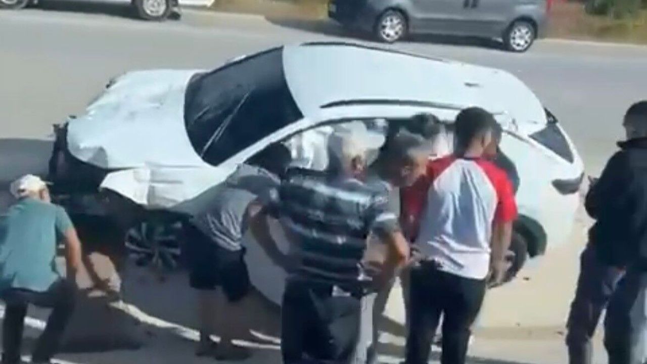 Burdur’da refüjdeki trafik levhalarına çarpan sürücü yaralandı