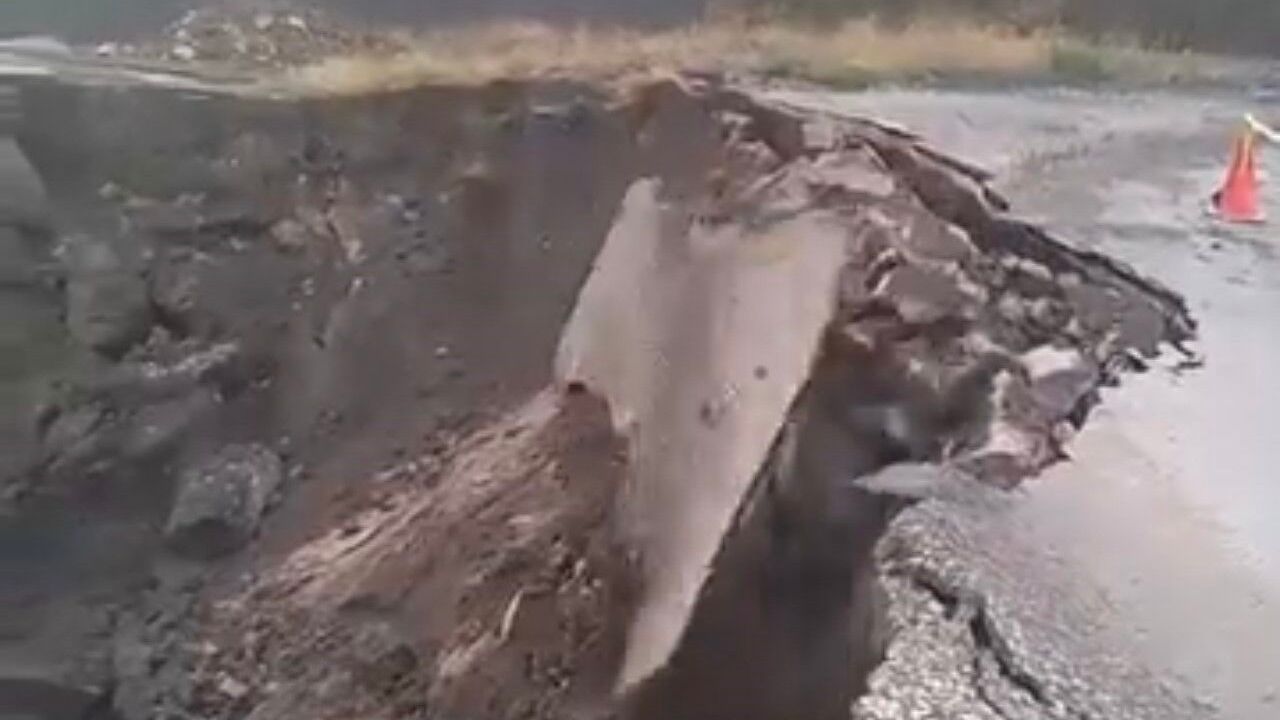Tokat'ta heyelan; köy yolunun çökme anı kamerada