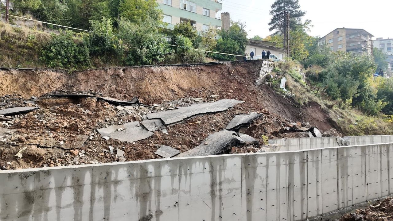 Yol yağışlara dayanamadı