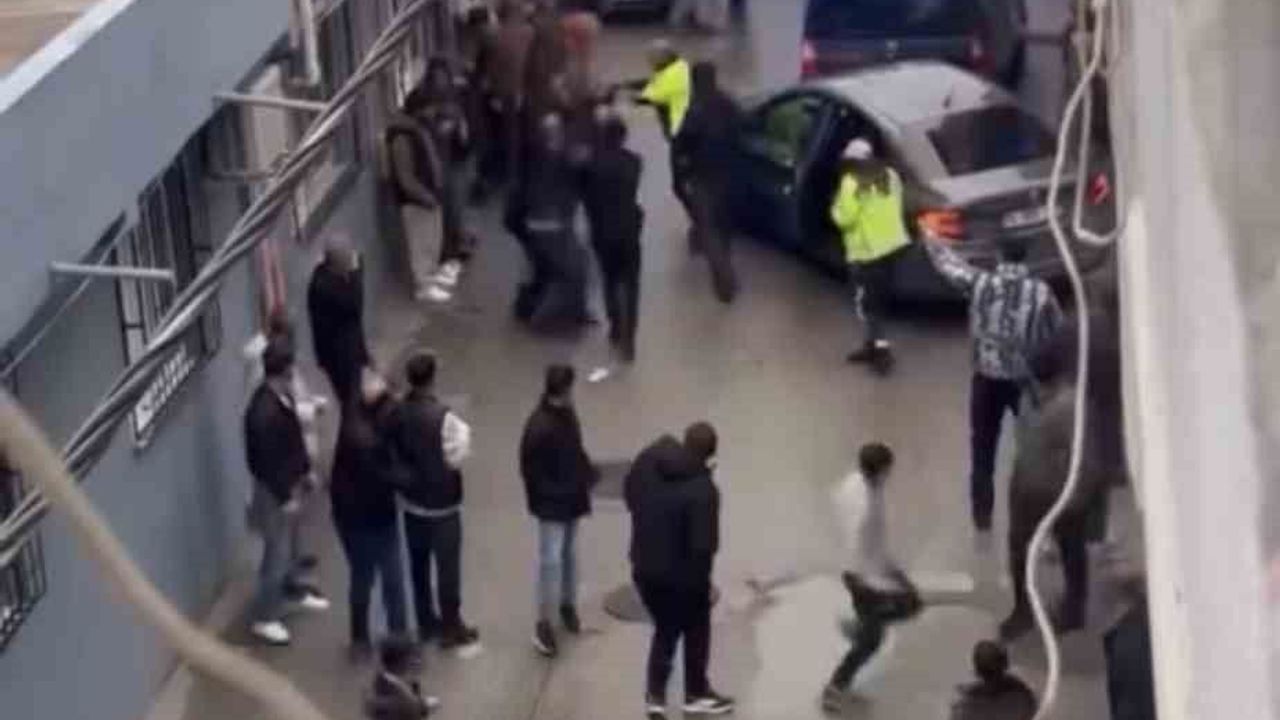 Polisten kaçan araç durduruldu, mahalleli şüphelileri kaçırdı