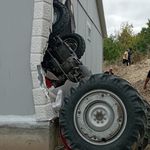 Traktör evin duvarını yıktı: 8 yaşındaki çocuk yaralandı
