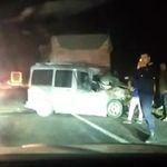 Hafif ticari araç tıra arkadan çarptı