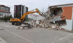 Depremde Ağır Hasar Alan Okulun Yıkımına Başlanıldı