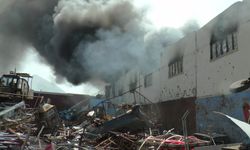 Fabrika yangınına 72 personel ve 25 itfaiye aracı müdahale etti
