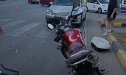 Otomobille Motosikletle Çarpıştı 2 Kişi