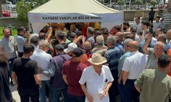 Kayseri Vakıflar Bölge Müdürlüğü Niğde’de aşure dağıttı