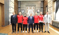 Badminton’da Başarılı Olan Sporcular Vali Çelik’i Ziyaret Etti