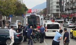 Cadde üzerinde defalarca kendini bıçakladı