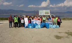 kuraklıkla boğuşan Burdur Gölü etrafında çöp topladılar