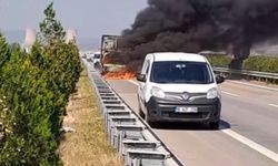 Alev topuna dönen kamyonet, yanarak hurda yığınına döndü.