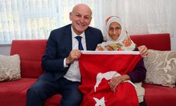 Cumhuriyet'in tarihine tanıklık eden çınarlara Türk bayrağı hediyesi