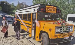 700 bin TL harcadığı hayalindeki 'School Bus'ı gelin arabası yaptı