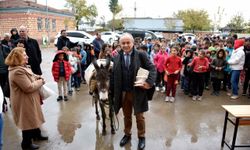 İmza gününe eşekle geldi