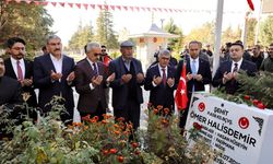 Bakan Uraloğlu, Ömer Halisdemir’in kabrini ziyaret etti