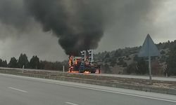 Konya’da oto çekici alev alev yandı, yok trafiğe kapandı