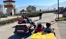 Niğde Polisi Vatandaşları Hem Eğitiyor Hem Bilgilendiriyor