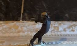 Yok böyle çılgınlık...Şehre snowboard ile indi