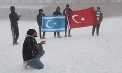 İlk defa kar gören Türkmenler gönüllerince eğlendi