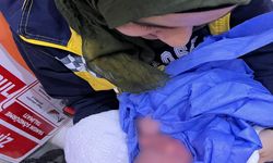 Kadın bebeğini ambulansta dünyaya getirdi