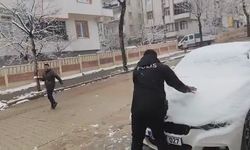 Polisler çocuklarla kar topu oynadı