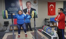 15 yaşındaki Sudenaz ve Neriman, halterde milli sporcu olmayı hedefliyor