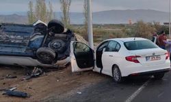 İki otomobil kafa kafaya çarpıştı