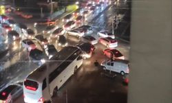 Elektrik kesildi hakem düdüğünü alıp trafiği yönetti