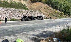 Zift yüklü tankeri taşıyan tır devrildi