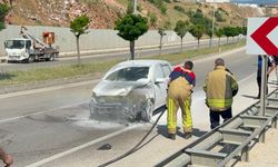 Direğe çarpan otomobil karşı şeride geçti: 3 kişi yaralandı