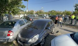 Tırın çarptığı otomobil site bahçesine uçtu: 2 yaralı
