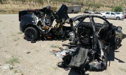 Tesla kazasında araç ikiye bölündü