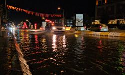 İçme suyu hattı patladı: Cadde ve sokaklar göle döndü