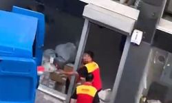 Kolileri kamyona fırlatarak yükledi