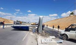 Hafriyat kamyonu yön tabelasına çarptı: 1 yaralı