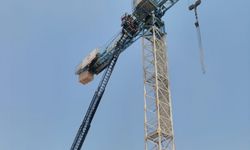 Kule vinçte fenalaşan operatörü itfaiye kurtardı