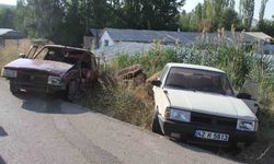 Otomobil emniyet şeridindeki otomobile çarptı: 2 yaralı