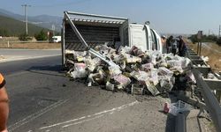 Lastiği patlayan kamyonet yan yattı: 2 yaralı