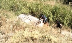 Otomobil su kanalına devrildi: 2 yaralı