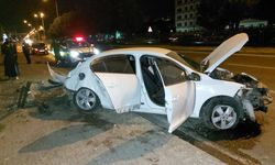 Ağaca çarpan otomobil hurdaya döndü