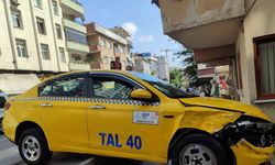 Freni boşalan taksi bina korkuluklarına çarptı