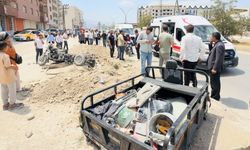 Kamyonetin çarptığı yük motosikleti ikiye ayrıldı