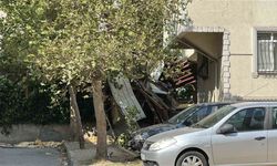 Rüzgar nedeniyle 7 katlı binanın çatısı uçtu