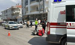 Otomobille çarpışan motokurye yaralandı