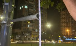 Niğde’de bisiklet yolundaki reklam direkleri tehlike saçıyor