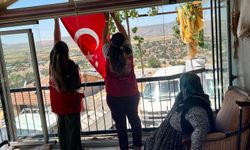 Kaybolan Türk bayrağının yerine yenisi asıldı