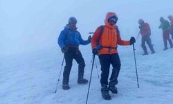 Ağrı Dağı’nda kar ve fırtına, dağcılara zorlu anlar yaşattı
