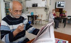 18 yıldır gazeteleri büyüteçle okuyor