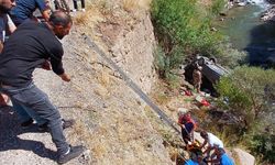 Araç uçuruma yuvarlandı: 3 yaralı