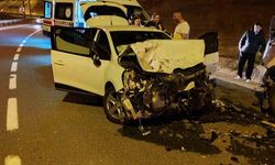 2 araç kafa kafaya çarpıştı; 2 yaralı